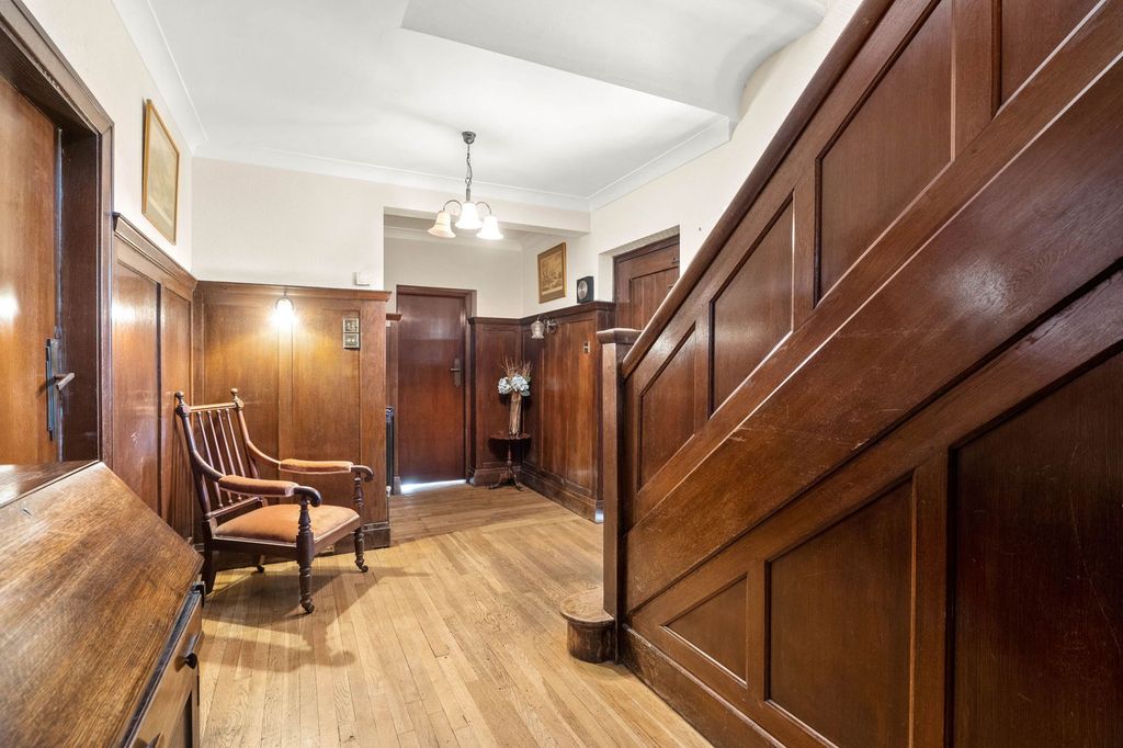 Property photo 2 of 27