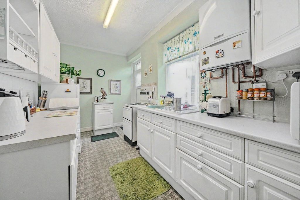 Property photo 3 of 10 Kitchen