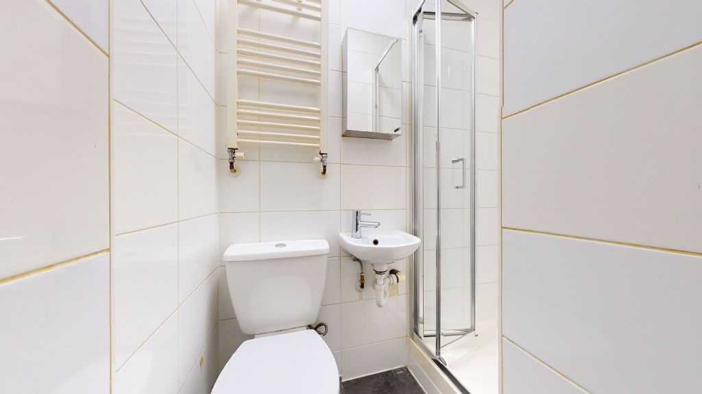 Property photo 3 of 10 Bathroom