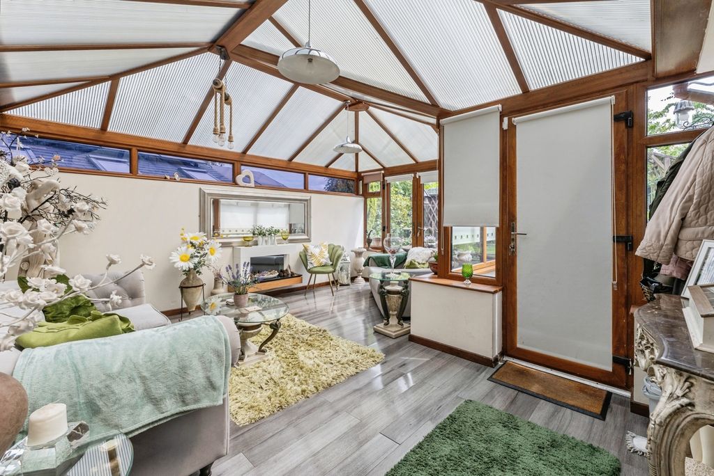 Property photo 2 of 17 Conservatory
