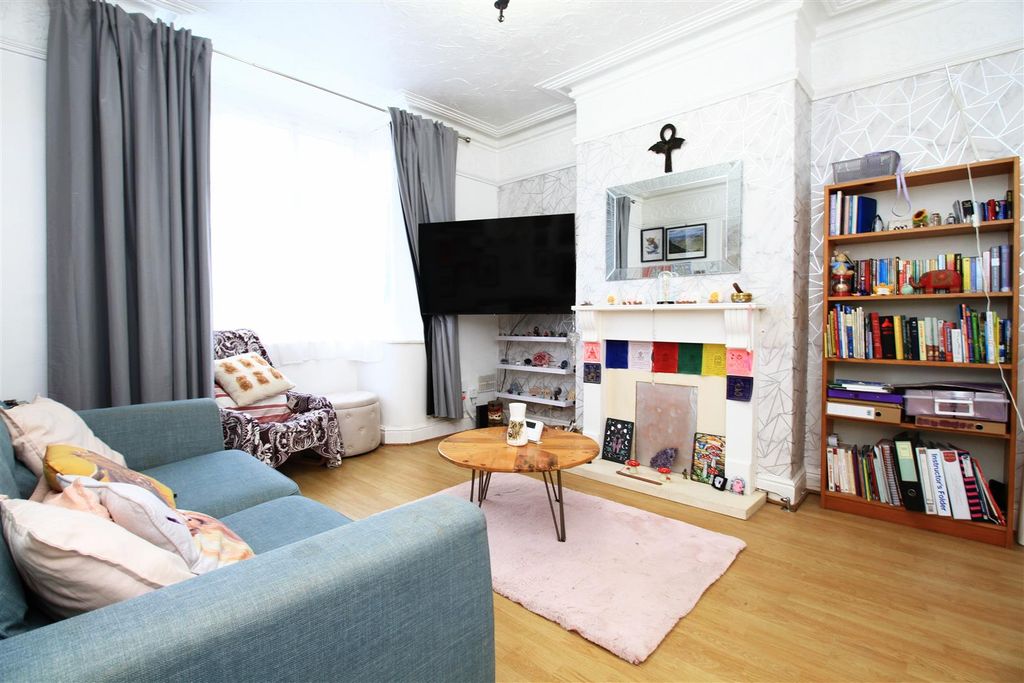Property photo 2 of 16 Lounge.Jpg