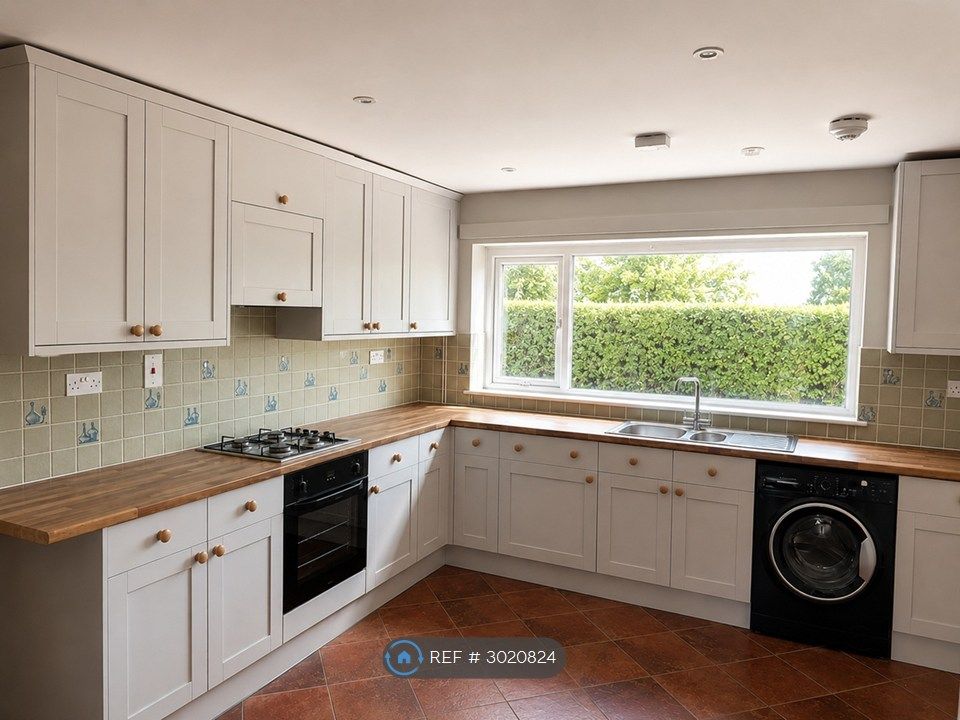 Property photo 3 of 19 Kitchen