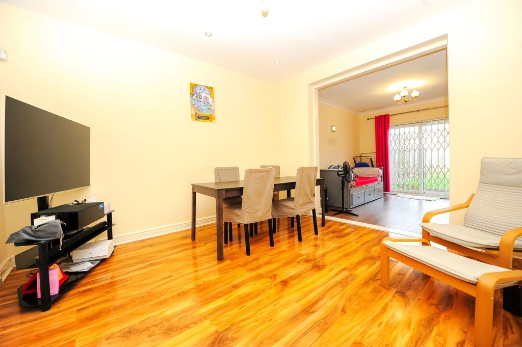 Property photo 3 of 11 Reception 2