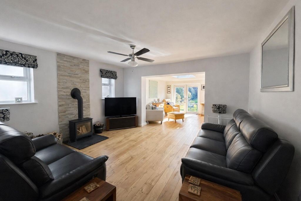 Property photo 3 of 22 Lounge