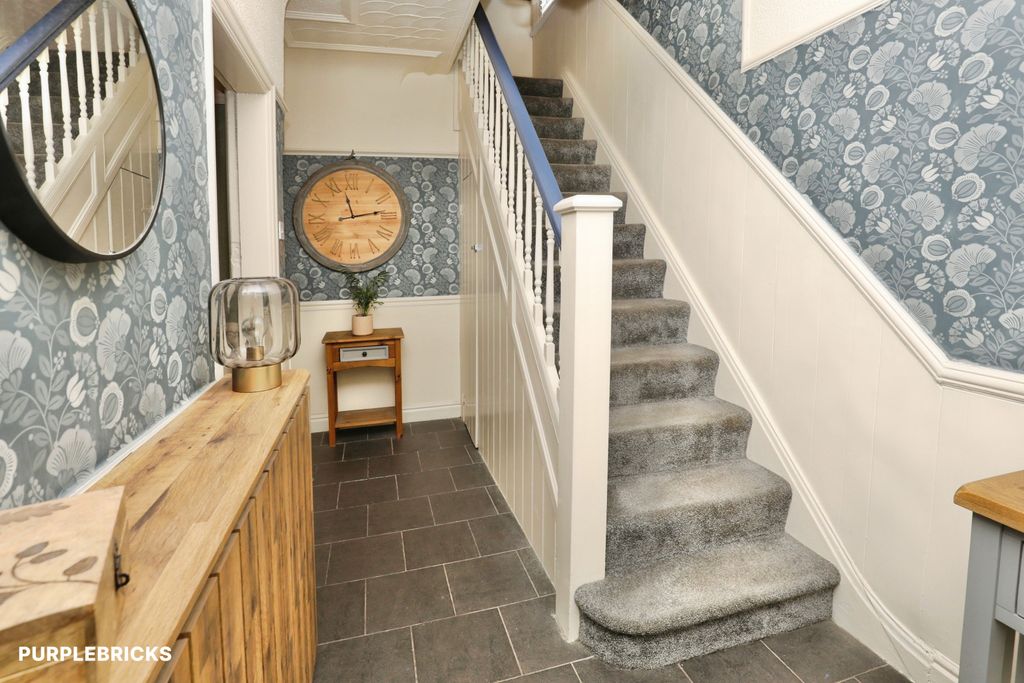Property photo 2 of 28