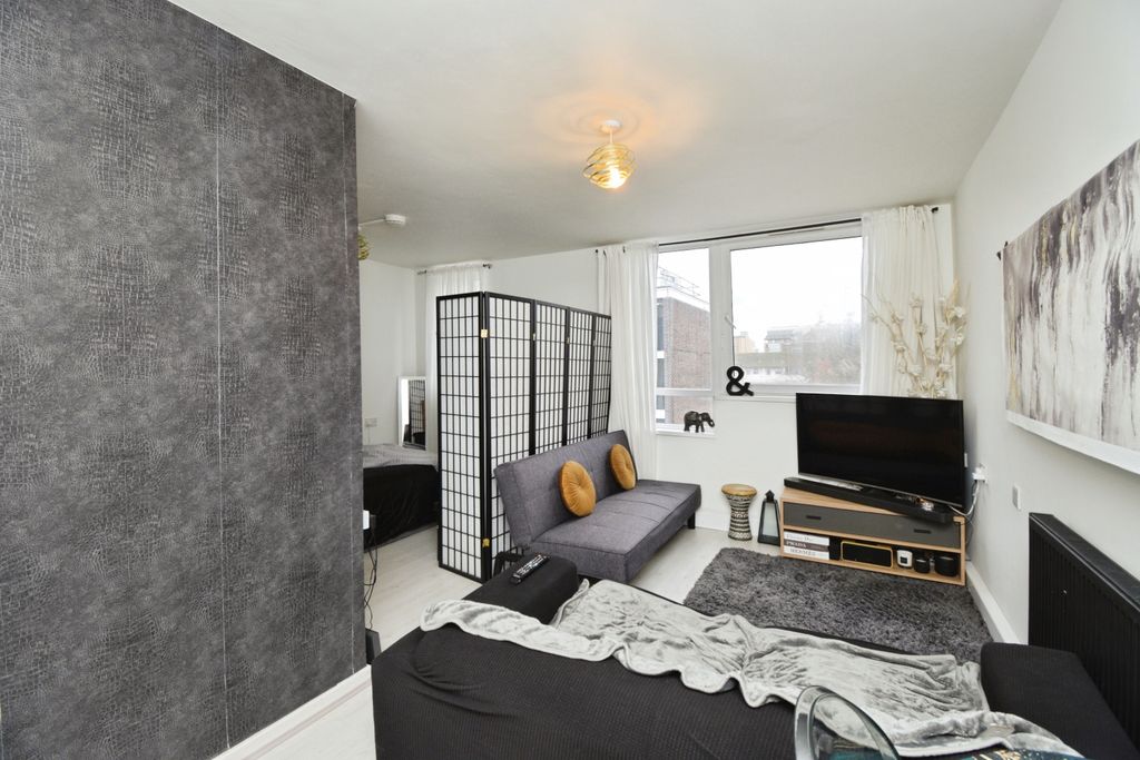 Property photo 2 of 20 Lounge