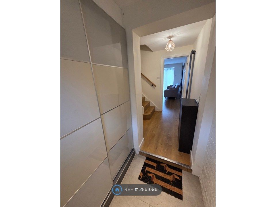 Property photo 3 of 13 Entrance Corridor 1