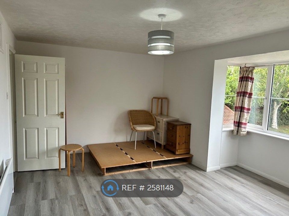 Property photo 3 of 13 Basic Furniture Available