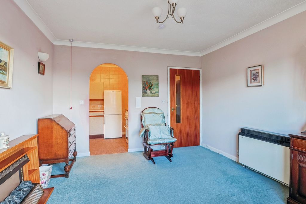 Property photo 3 of 17 Lounge