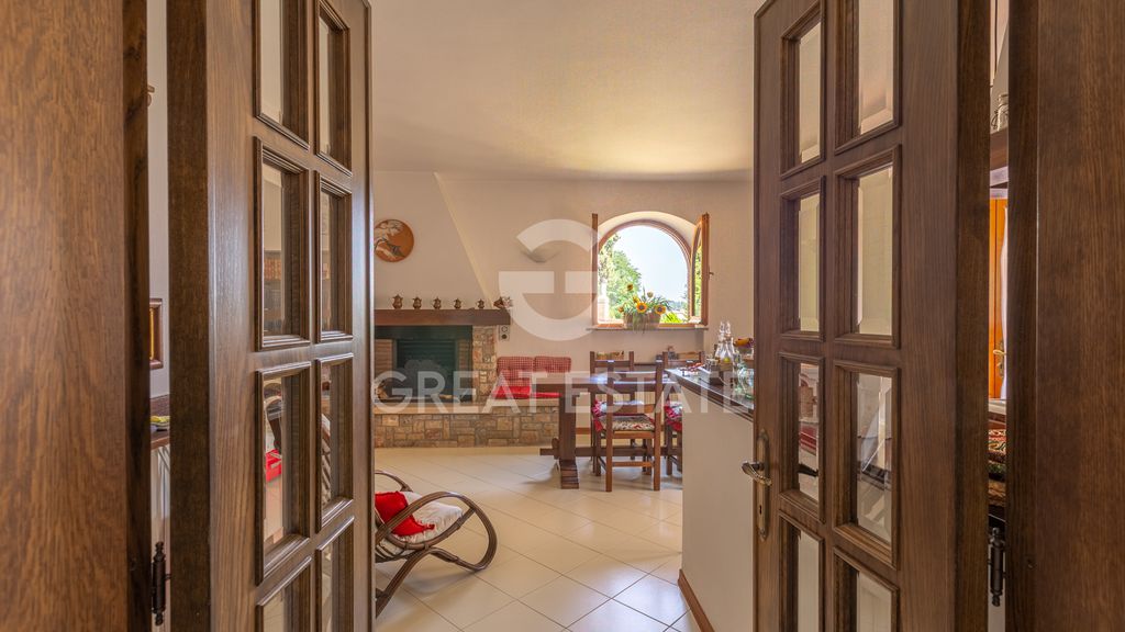 Property photo 2 of 31 Interiors