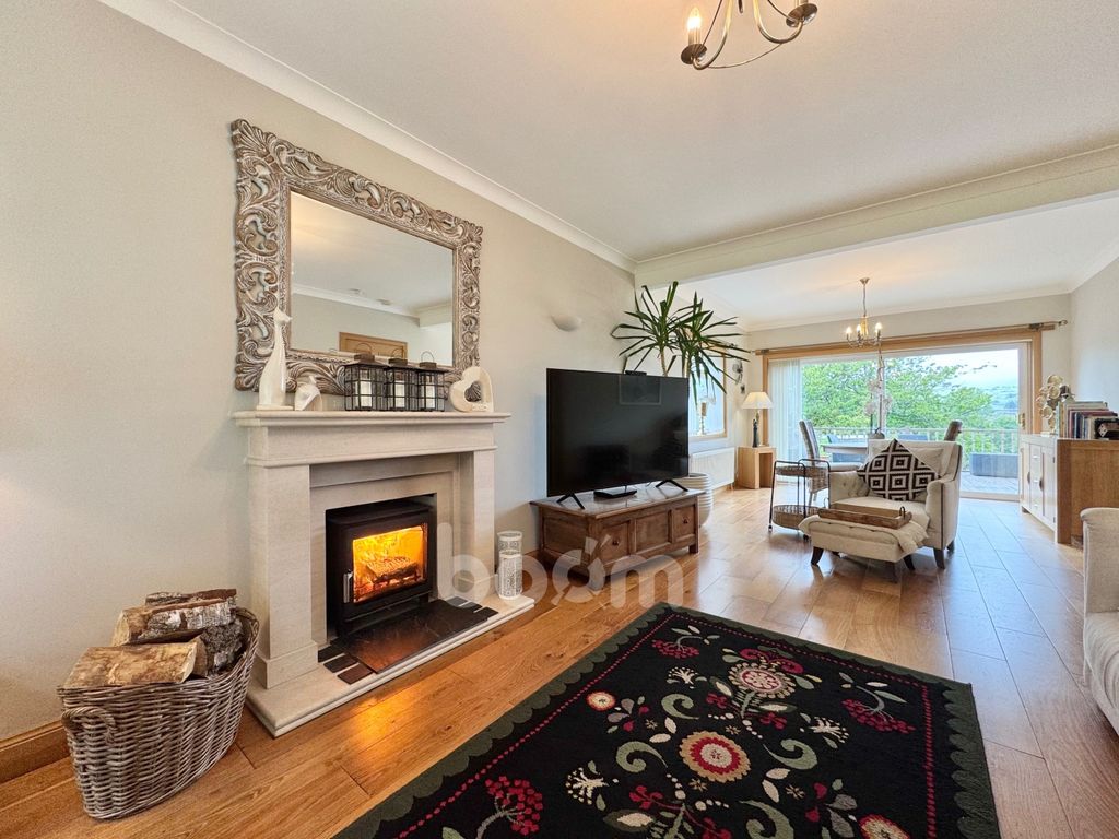 Property photo 2 of 24 Courthill Street, Dalry Lounge Pic