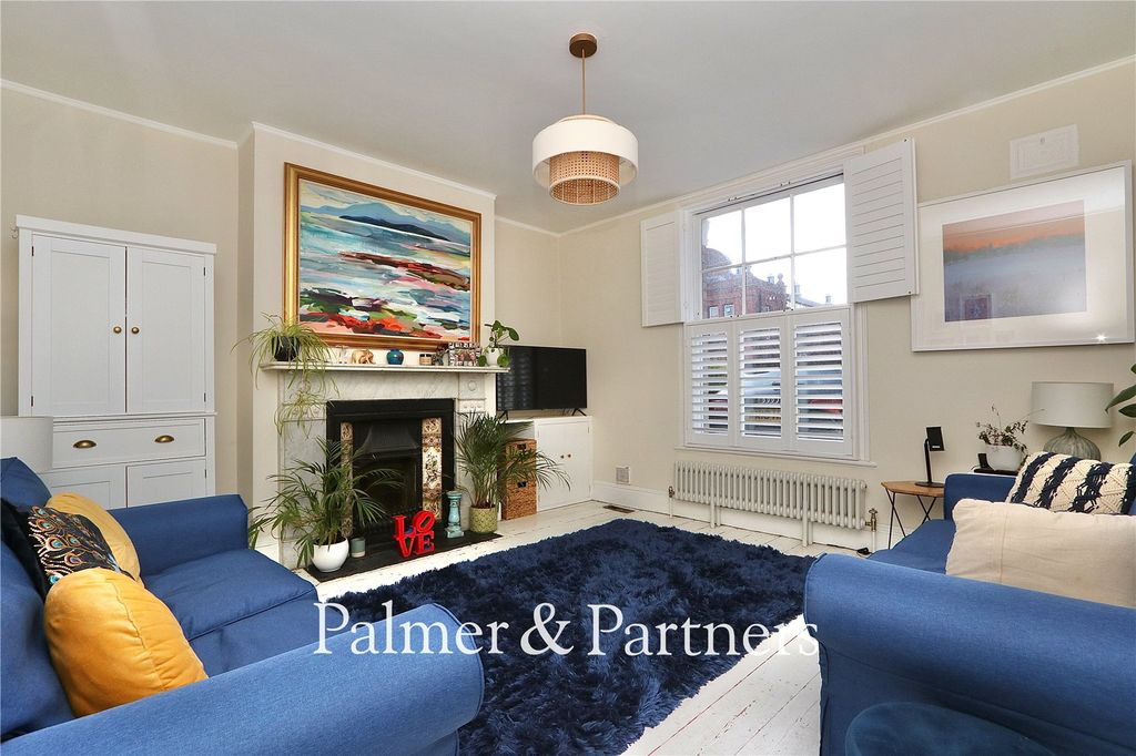 Property photo 2 of 33 Lounge