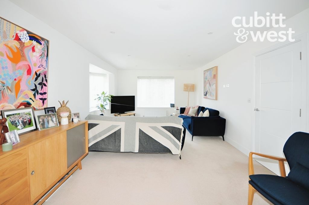 Property photo 3 of 19 Lounge