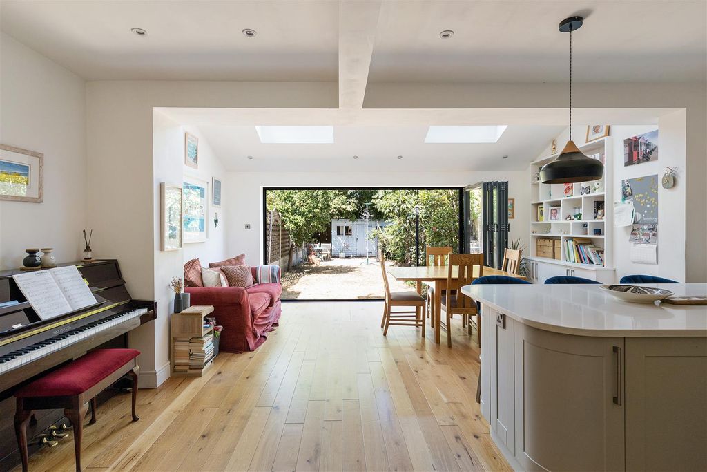 Property photo 1 of 38 Derby Road, E18