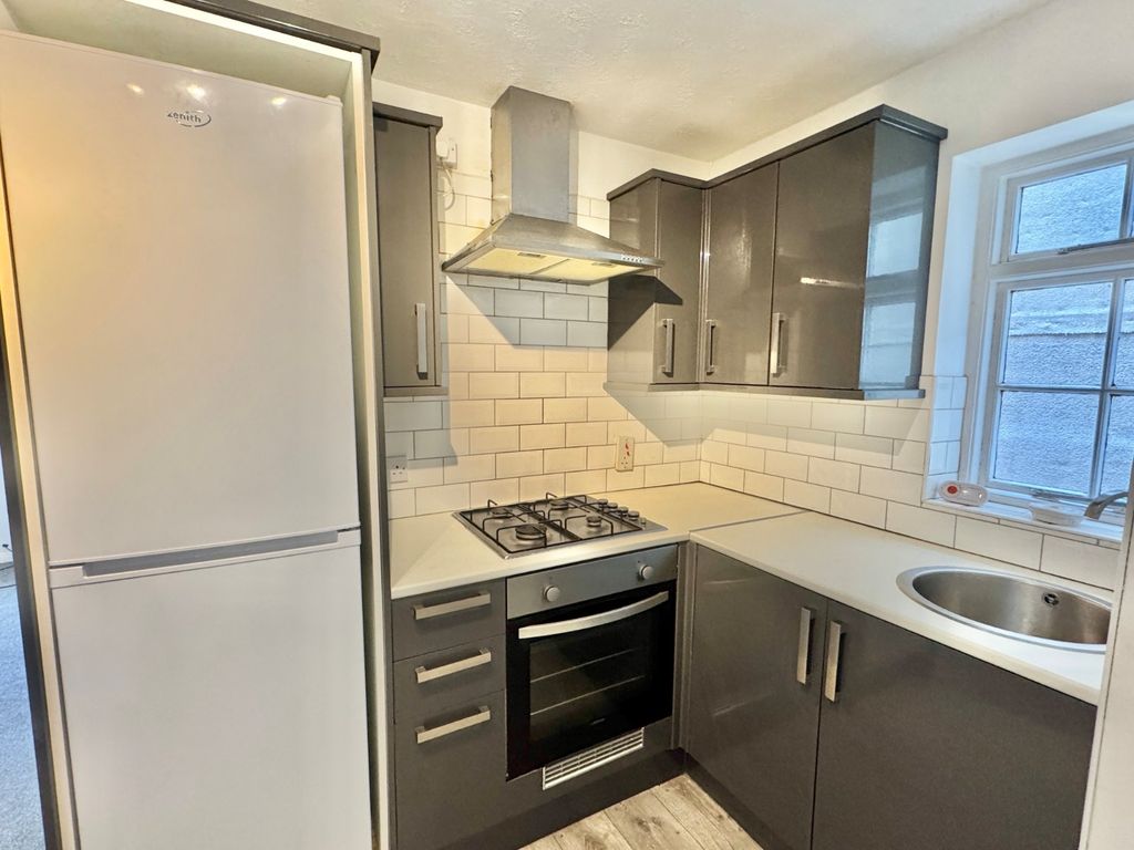 Property photo 3 of 8 Kitchen