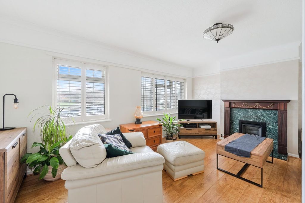 Property photo 2 of 14 Kingston Road