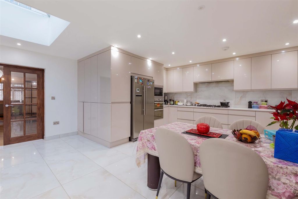 Property photo 3 of 20 1 Brook Crescent-13.Jpg