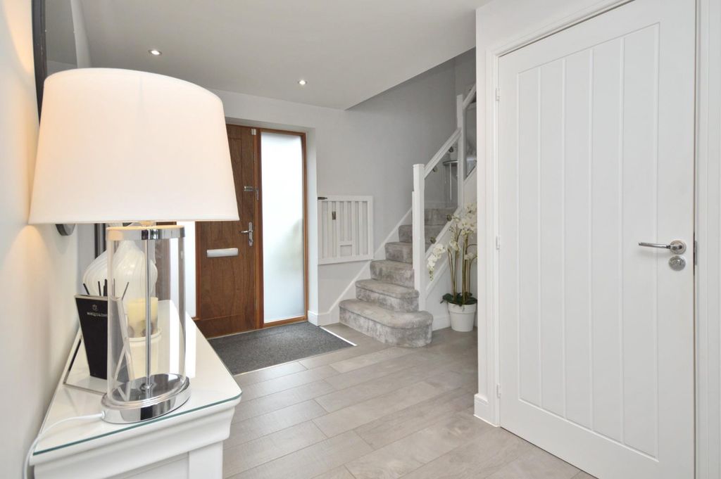 Property photo 2 of 35 Entrance Hall