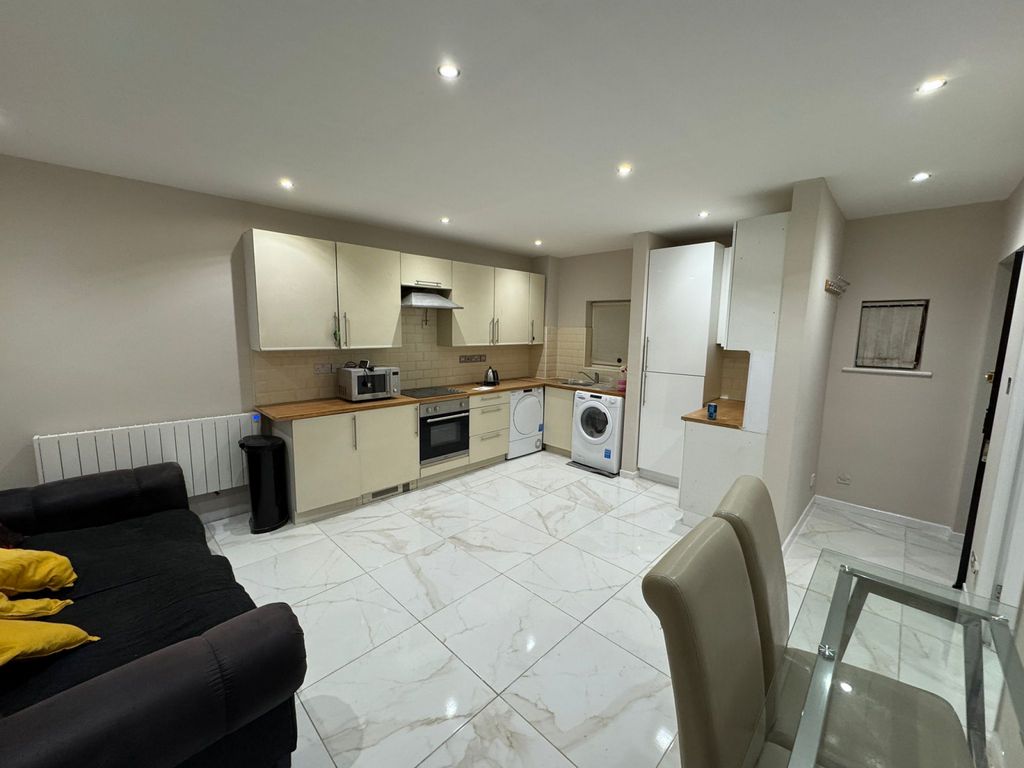 Property photo 1 of 7 Modern Two Bed Flat, Cambridge, Cb5