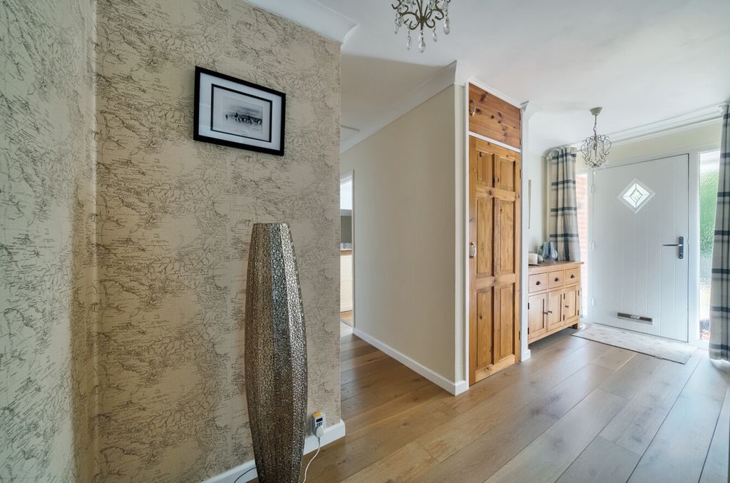 Property photo 2 of 15 1265002-19-686281...