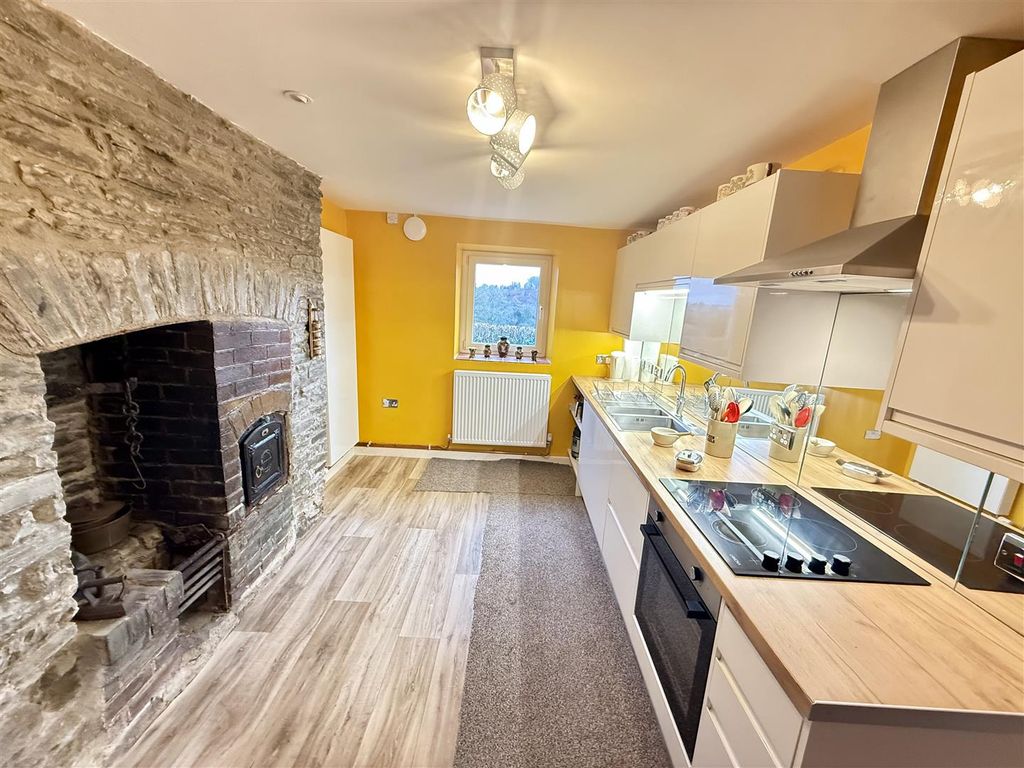 Property photo 3 of 34 Kitchen