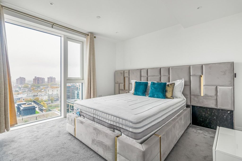 Property photo 3 of 18 Bedroom