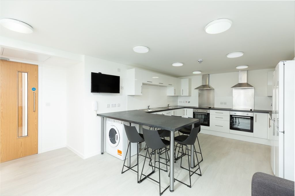 Property photo 3 of 7 A Spacious And Modern Kitchen With Ample Light, Pe...