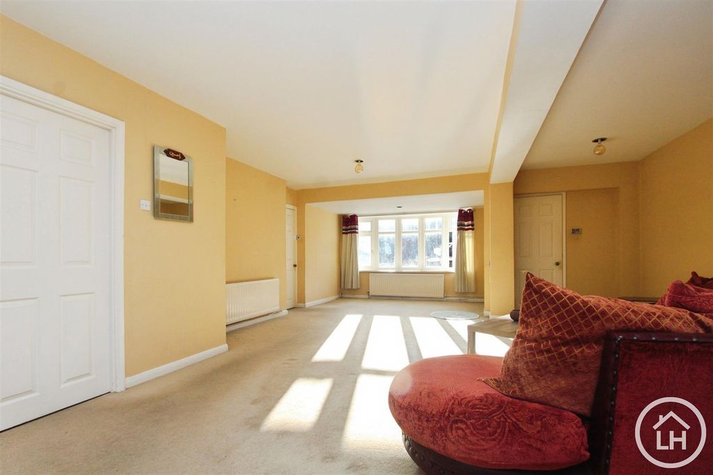 Property photo 3 of 20 Lounge