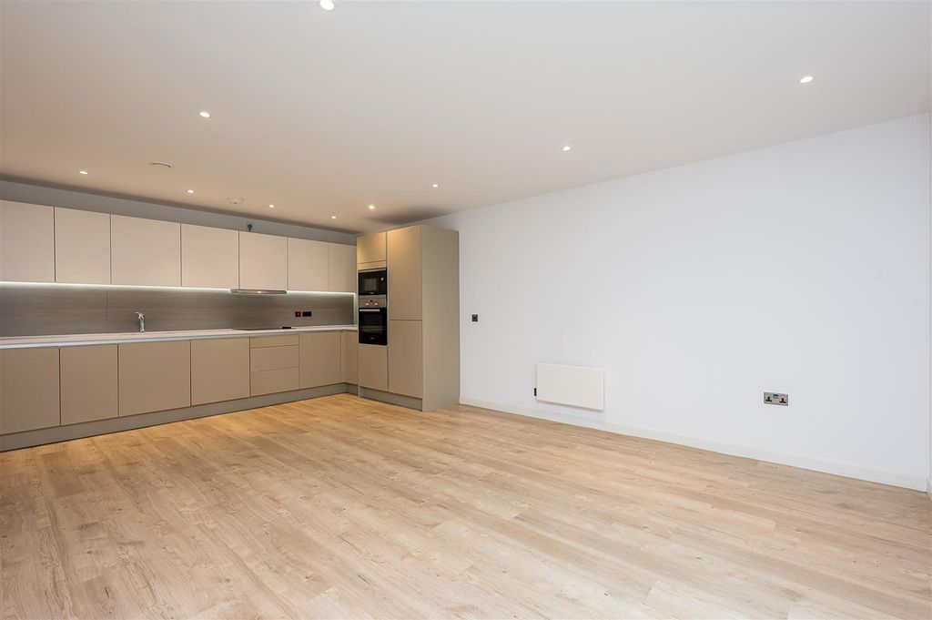 Property photo 3 of 13 Kitchen/ Living