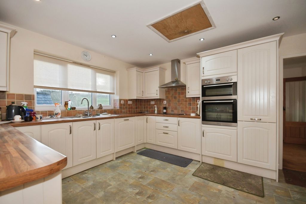 Property photo 2 of 30 Kitchen
