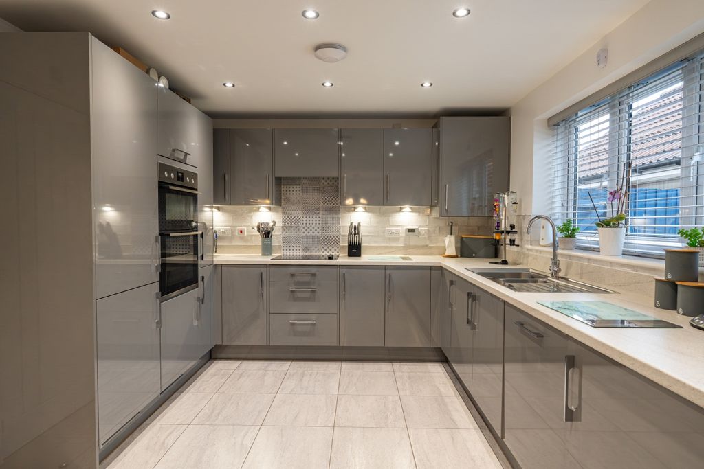 Property photo 2 of 29 Tresillian Place-12