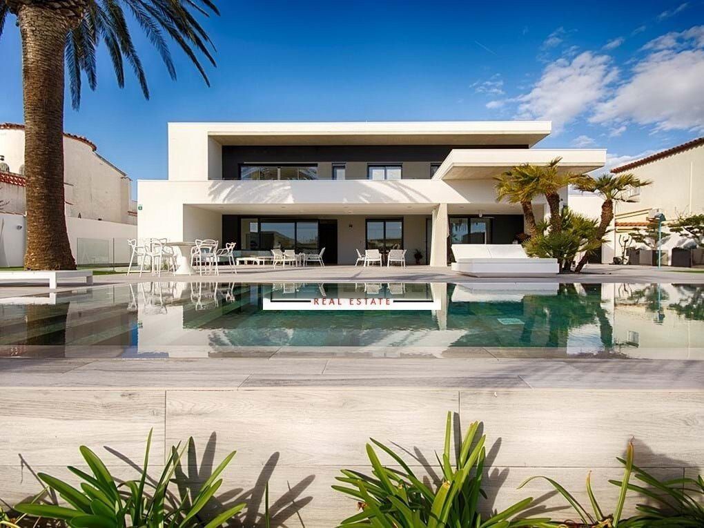 Property photo 1 of 100 Spectacular Villa On A Large Canal With 30m Mooring