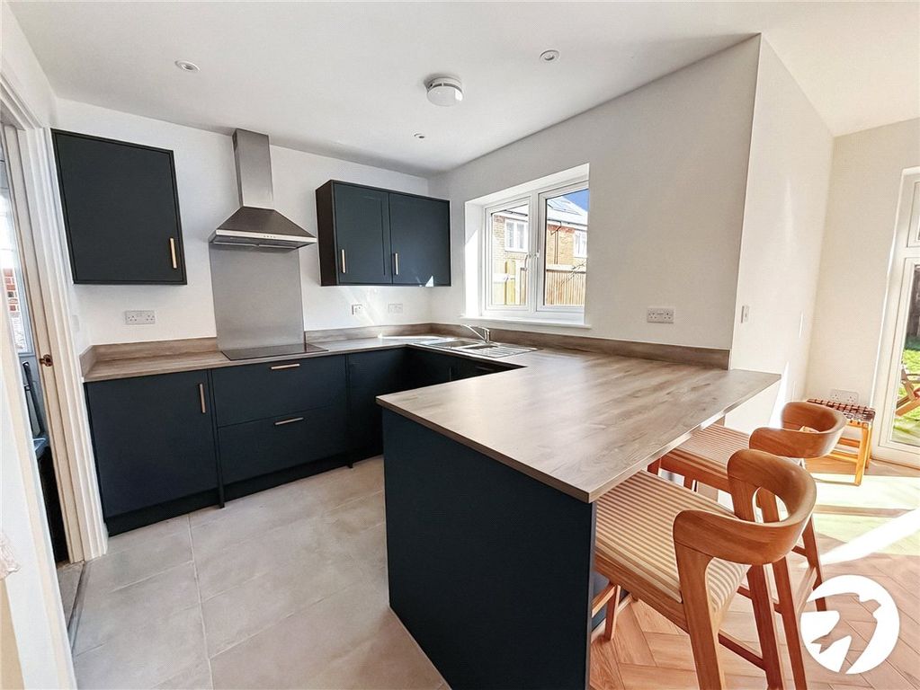 Property photo 3 of 11 Kitchen