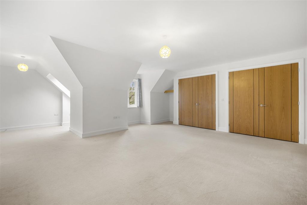 Property photo 2 of 16 Bedroom