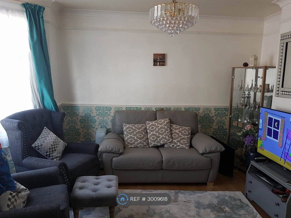 Property photo 3 of 10 Living Room