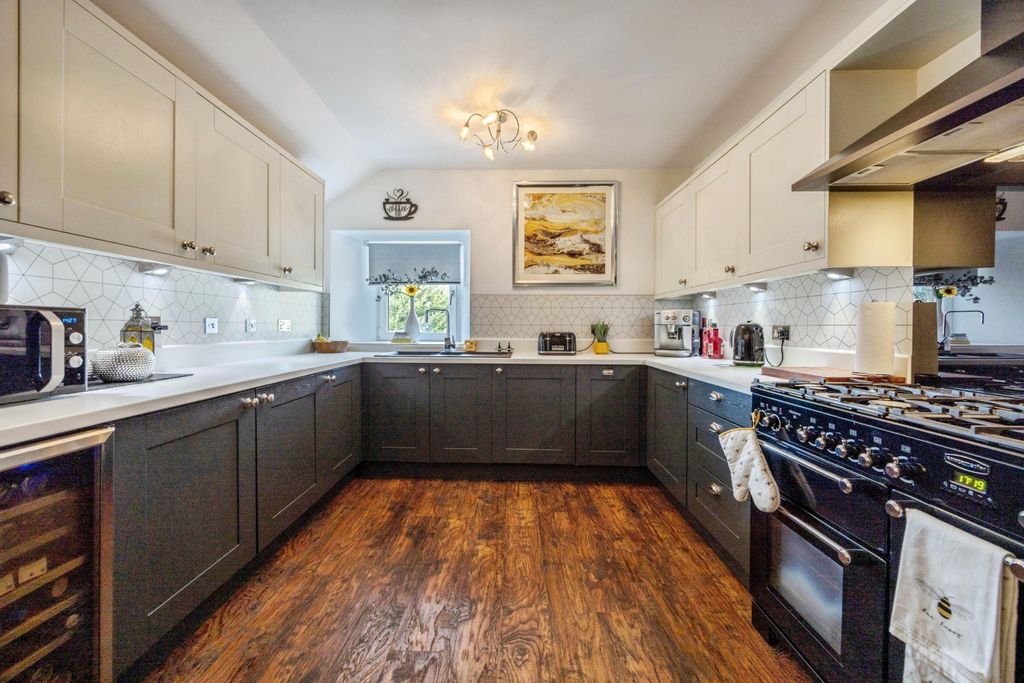 Property photo 3 of 28 Kitchen / Diner