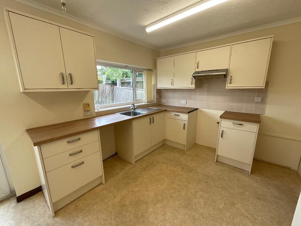 Property photo 3 of 21 Kitchen 16'7 x 9'2