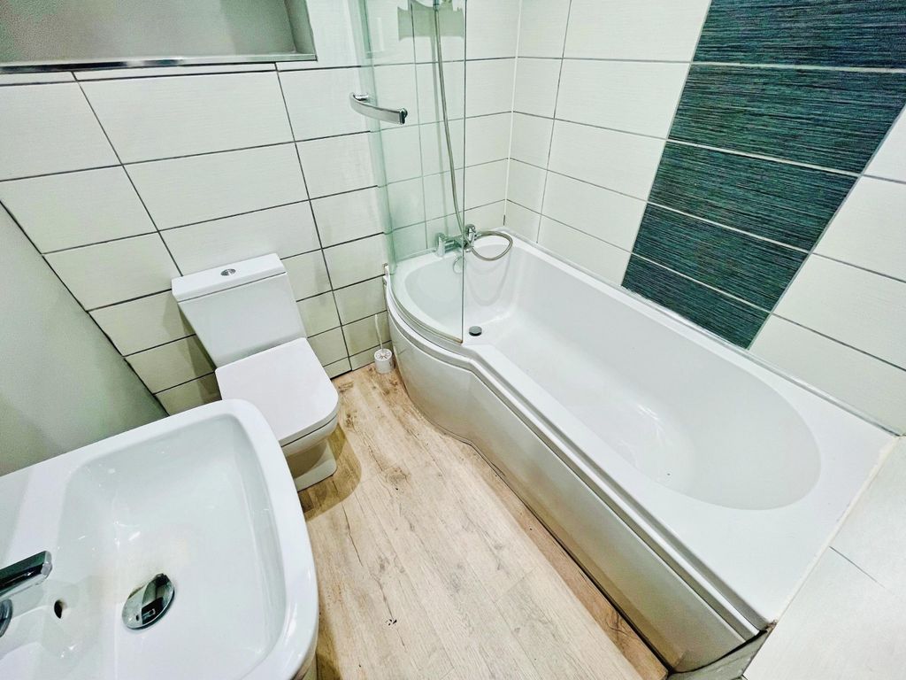 Property photo 3 of 8 Bathroom