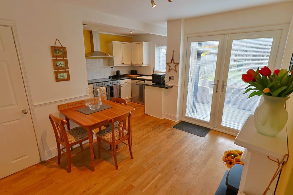 Property photo 2 of 19 Kitchen / Diner