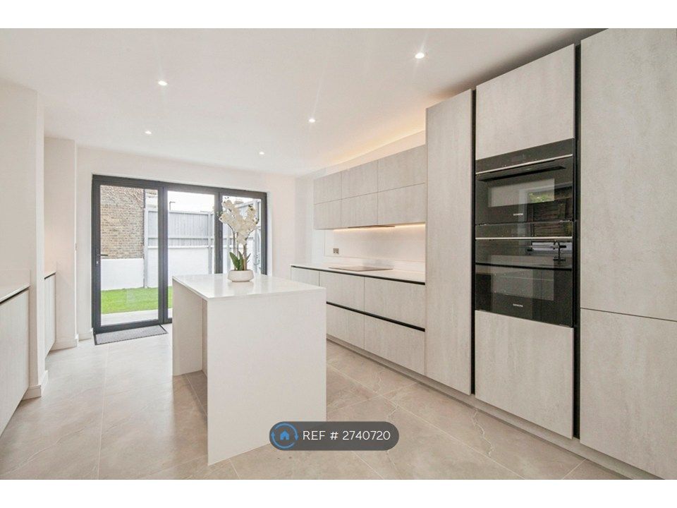 Property photo 3 of 18 Kitchen 1