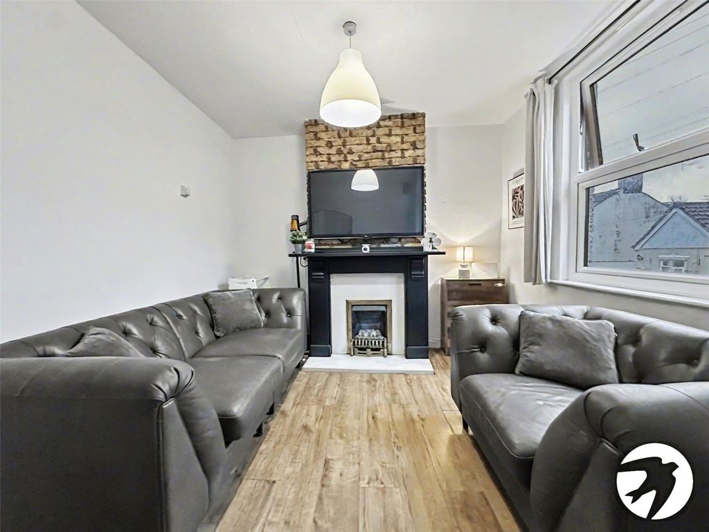 Property photo 1 of 11 Lounge