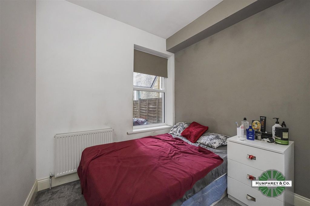 Property photo 3 of 13 Flat 2 17 Mount Pleasant Road -003.Jpg