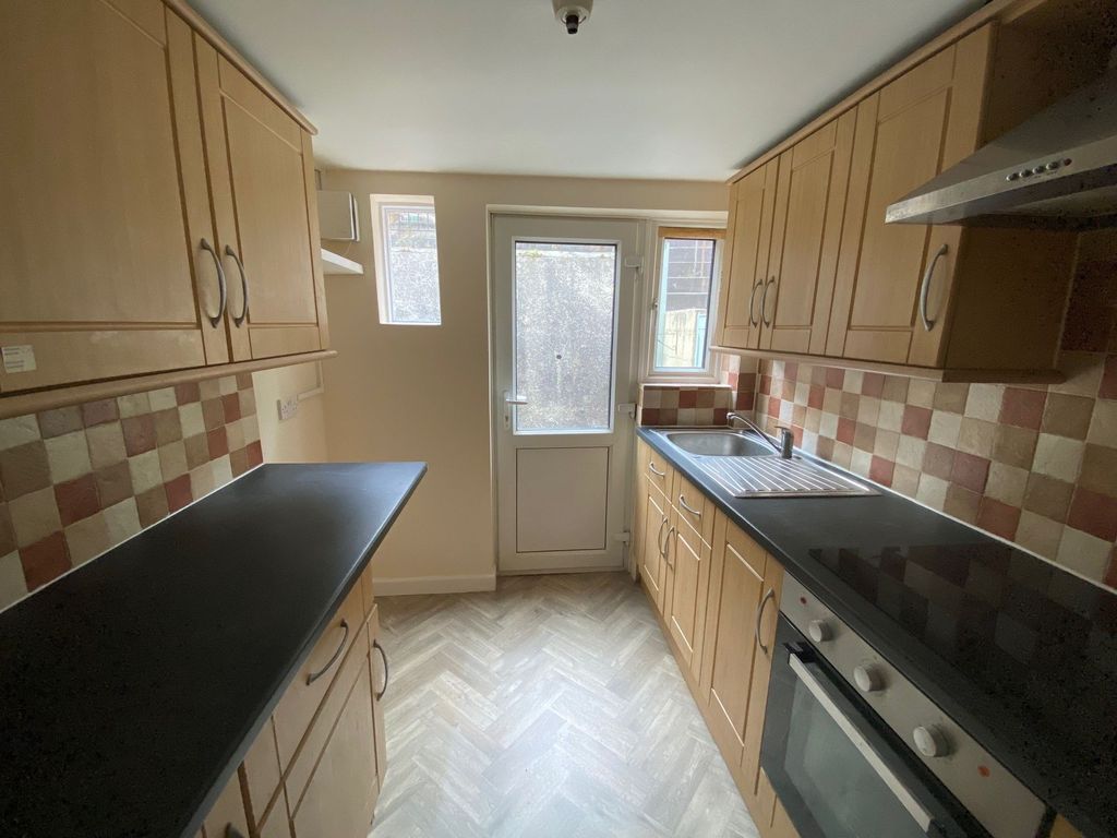 Property photo 3 of 6 Kitchen
