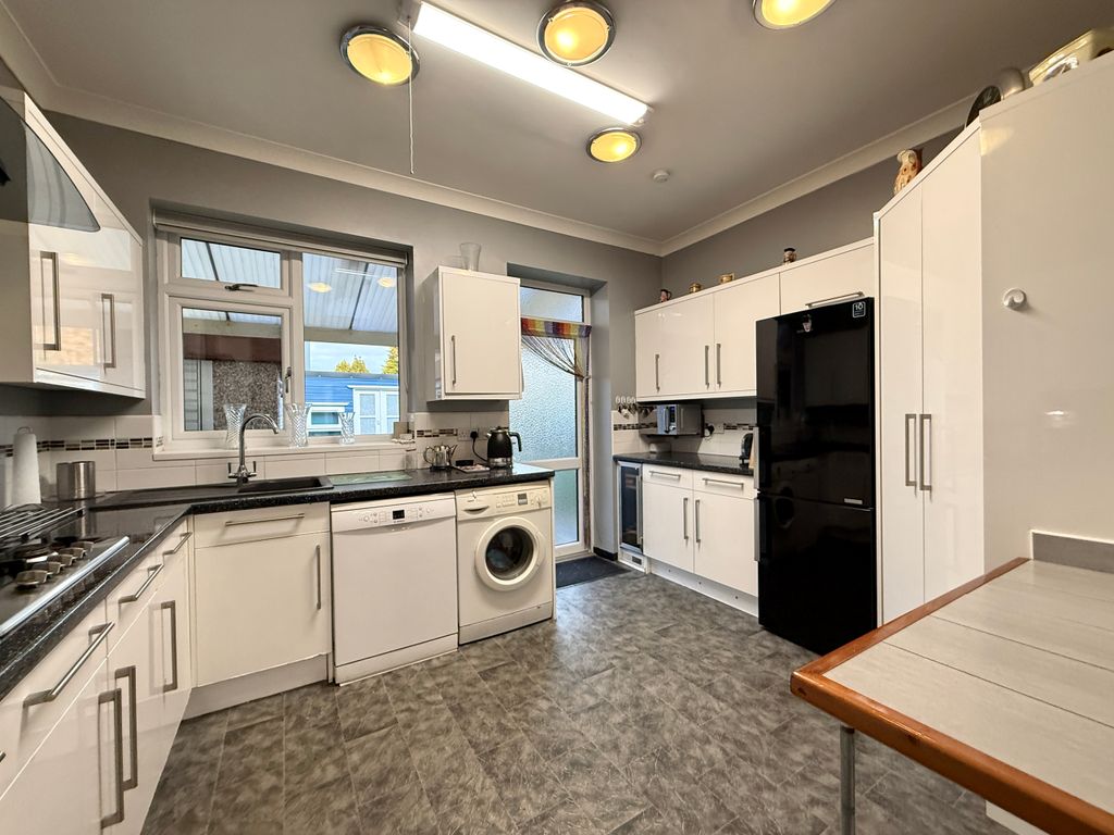 Property photo 3 of 18 Kitchen