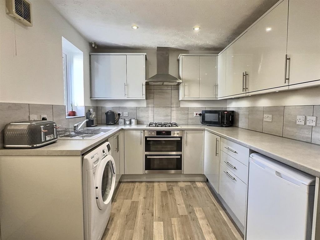 Property photo 2 of 17 Kitchen/ Breakfasr Bar