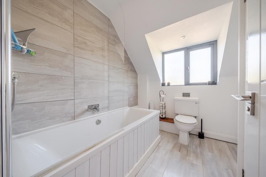 Property photo 2 of 21 Bathroom
