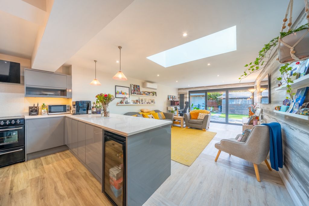 Property photo 2 of 21