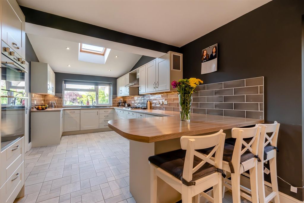 Property photo 2 of 38 8697151-Interior04.Jpg