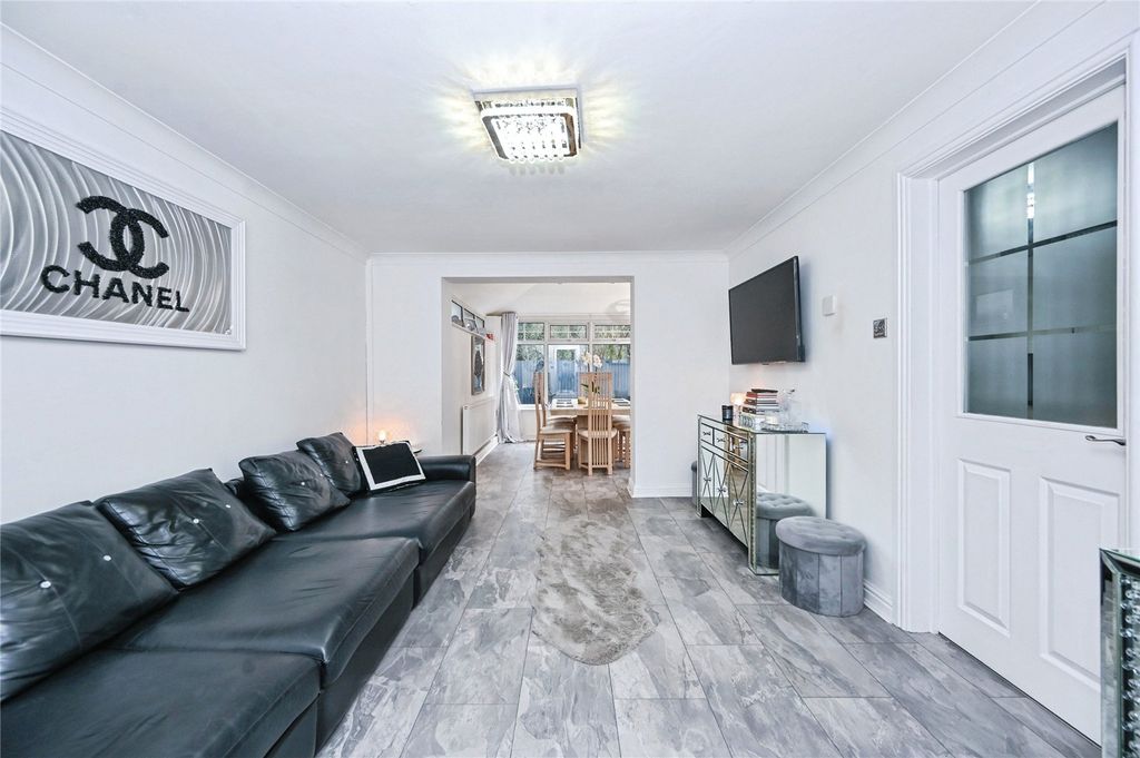 Property photo 2 of 22 Living Room