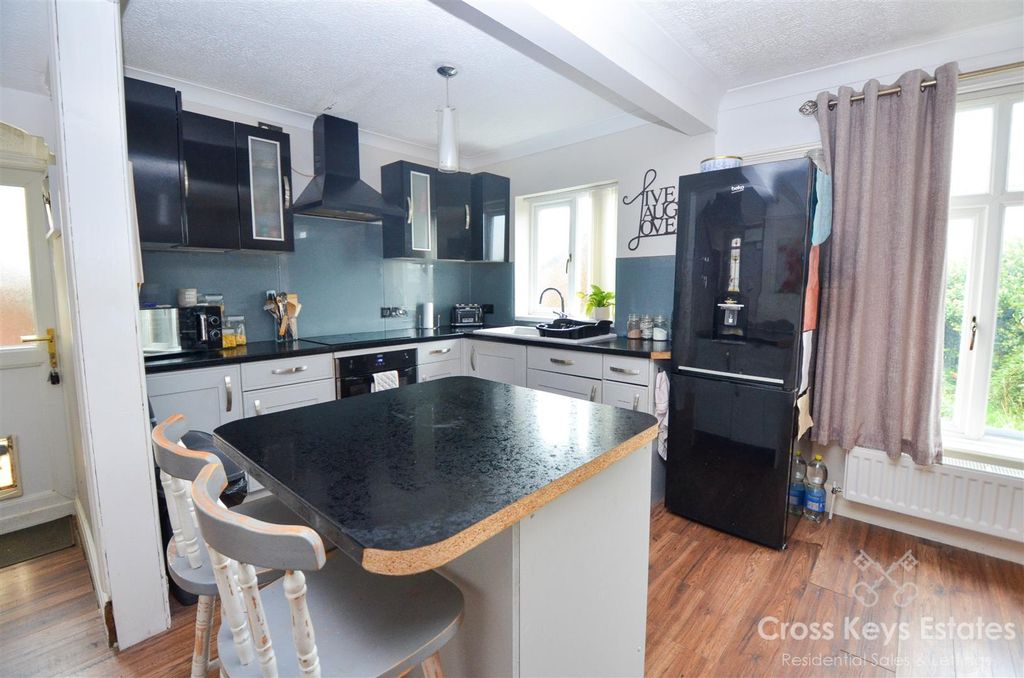 Property photo 3 of 15 Fitted Kitchen